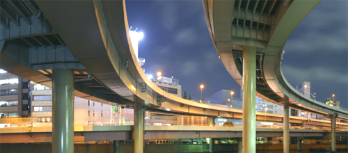 深夜の高速道路